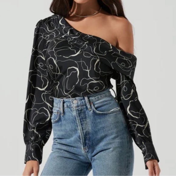 NWT ASTR The Label Asymmetrical Black & White Ruffle Abstract Blouse Size XS - Picture 6 of 8